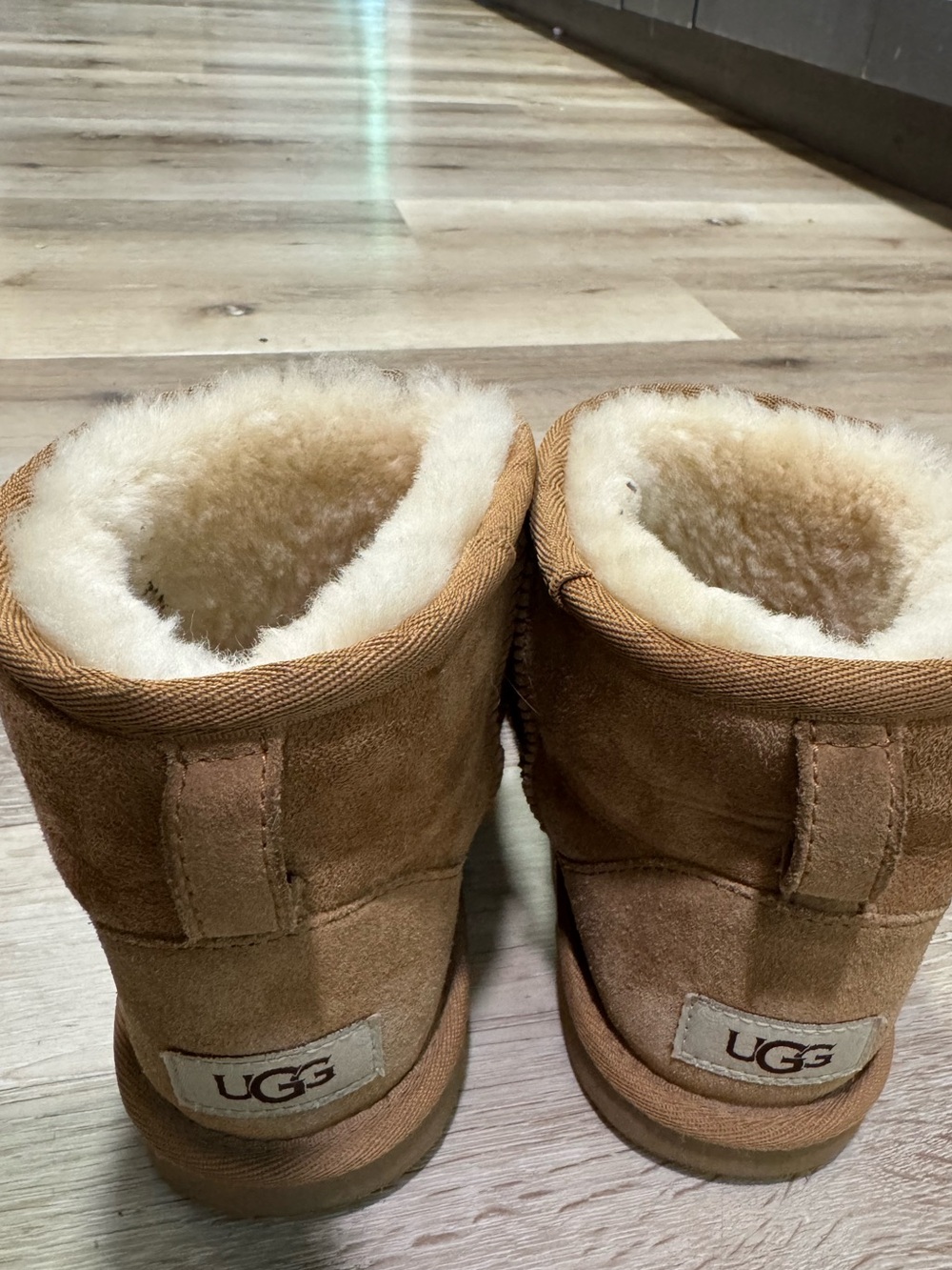 Kids UGG Classic Short Sheepskin Boots in Chestnut